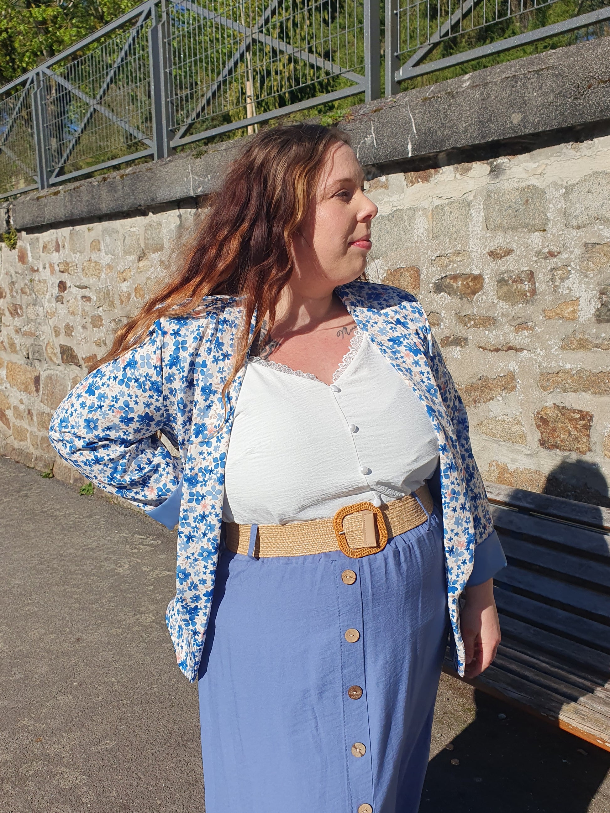 Blazer fluide motif fleuri bleu et blanc grande taille curvy