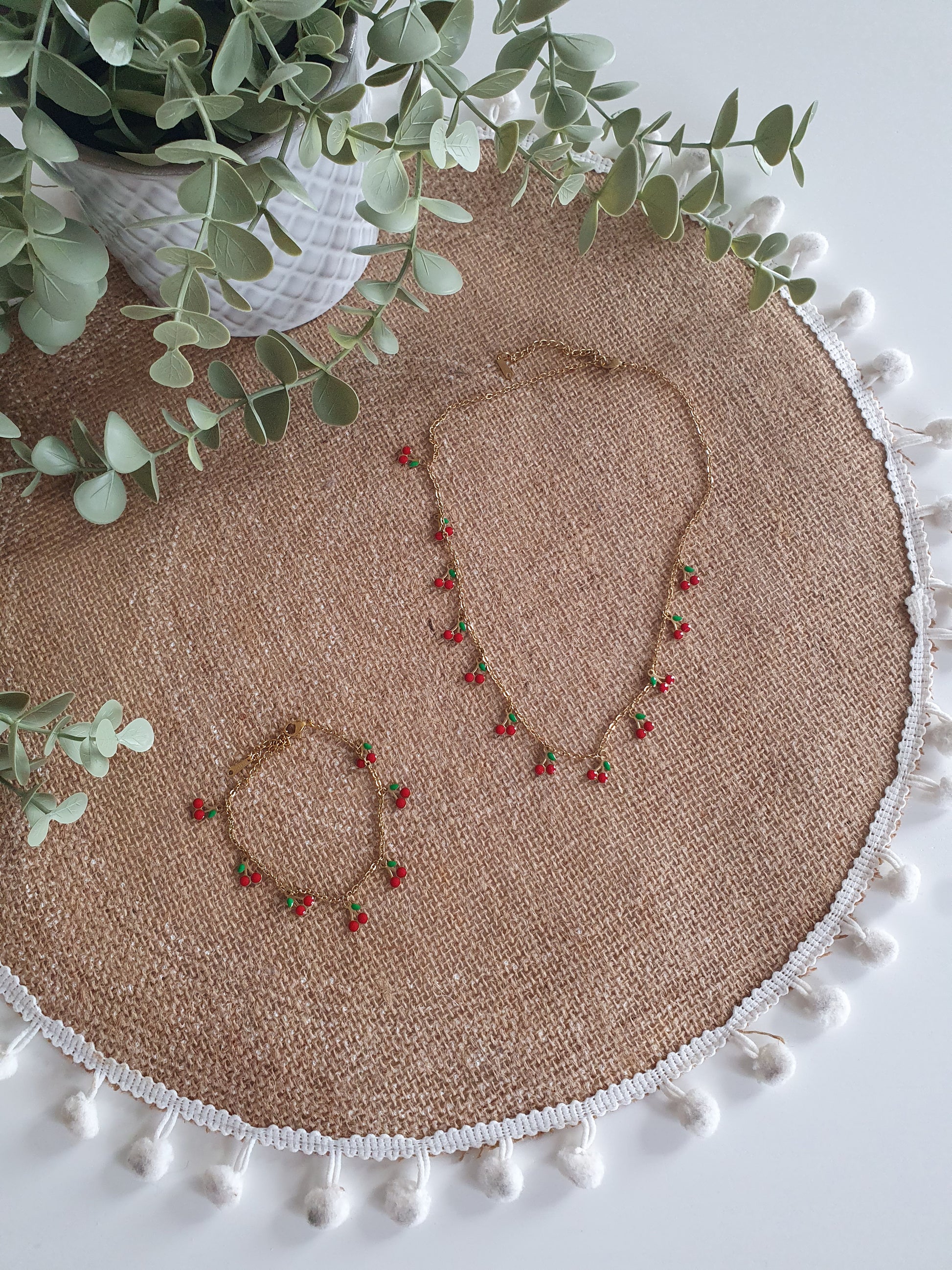 Bracelet fin doré avec breloques cerises rouge et vert femme