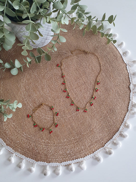 Bracelet fin doré avec breloques cerises rouge et vert femme