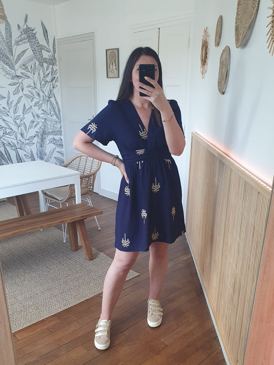Robe bleu marine avec palmiers beige tendance pour l'été