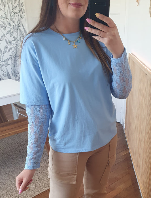 T-shirt col rond bleu ciel avec manches longues en dentelle