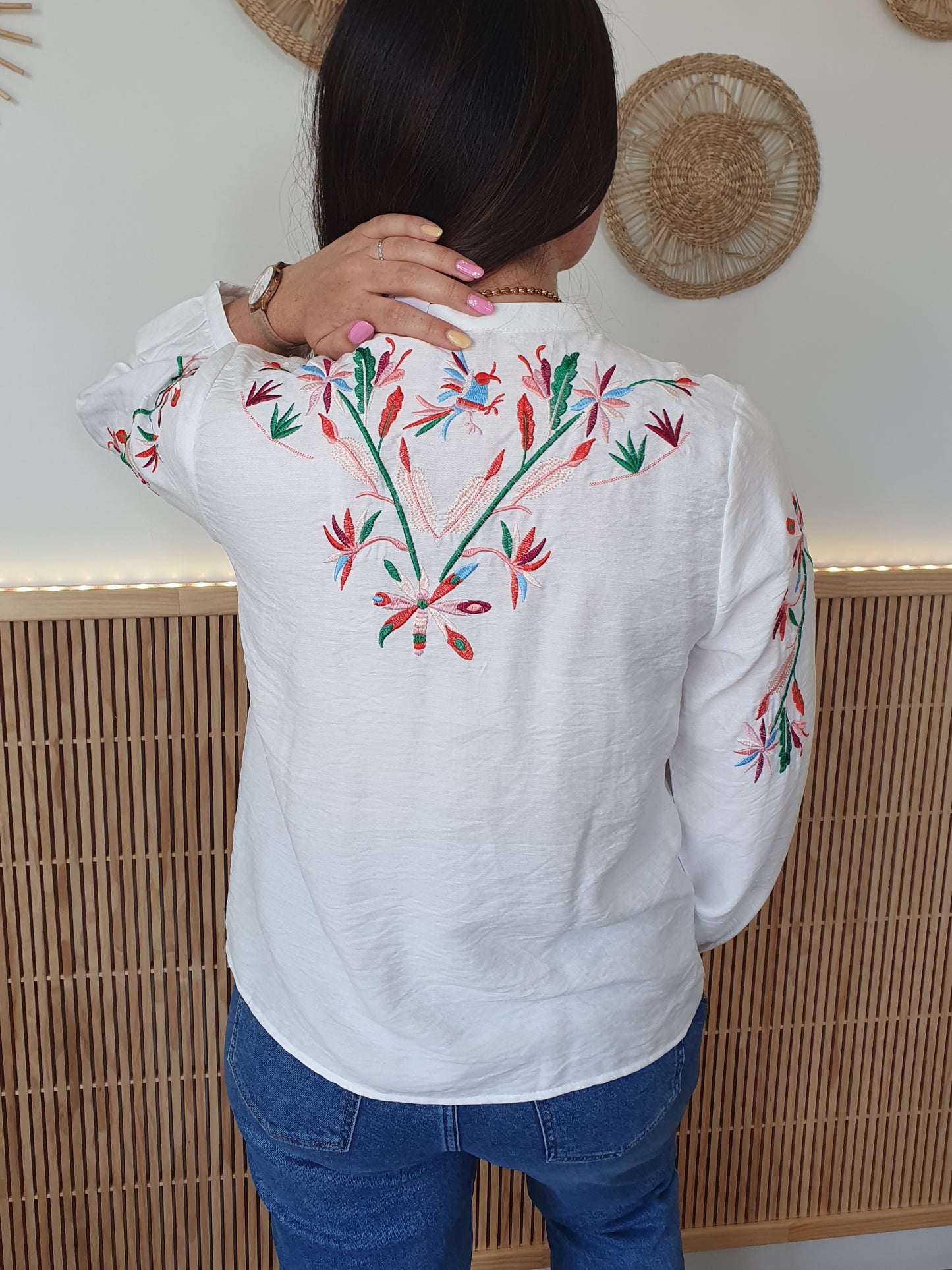 Blouse blanche broderies multicolore pour femme