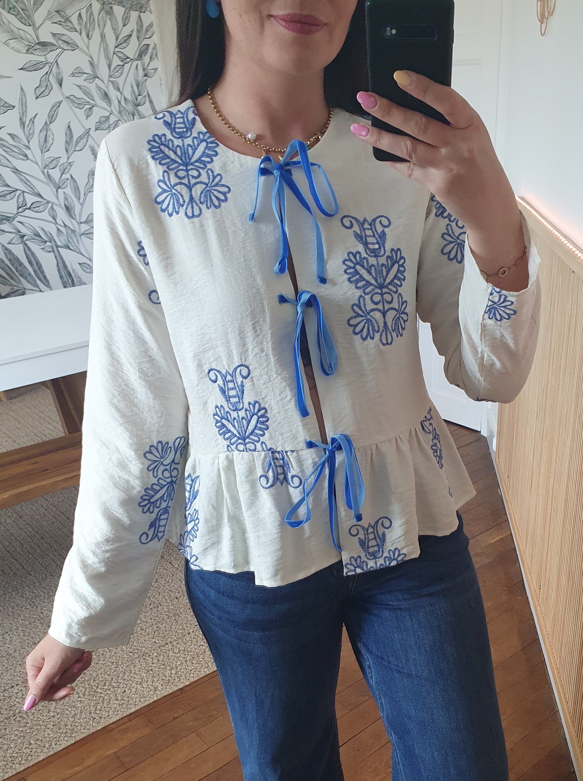 Blouse écru bleu avec broderies et fermeture noeuds devant