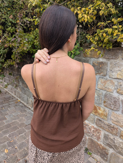 Top débardeur fluide marron chocolat avec boutons devant