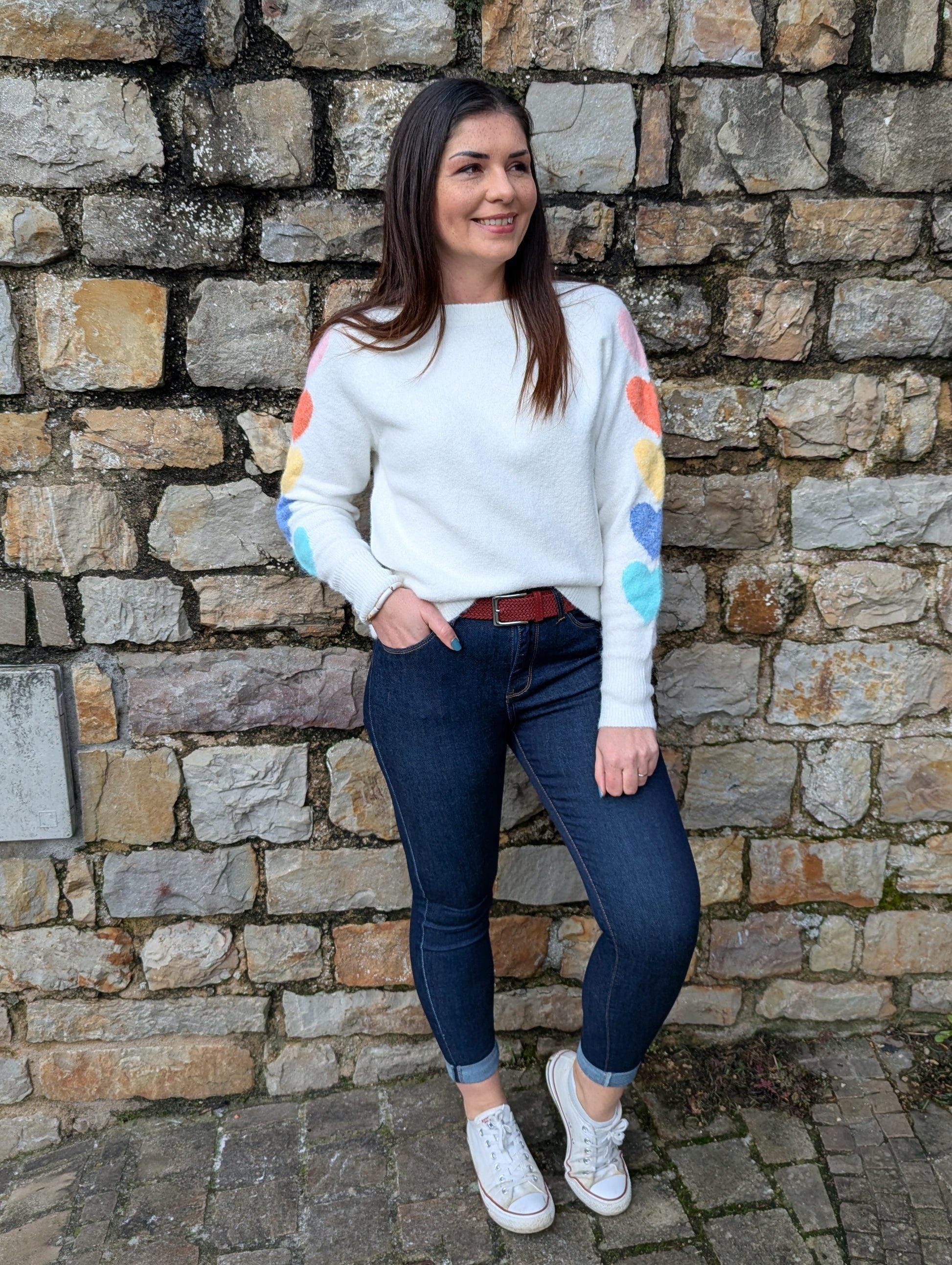 Pull blanc femme avec coeurs couleur pastel sur les manches