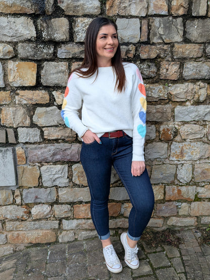 Pull blanc femme avec coeurs couleur pastel sur les manches