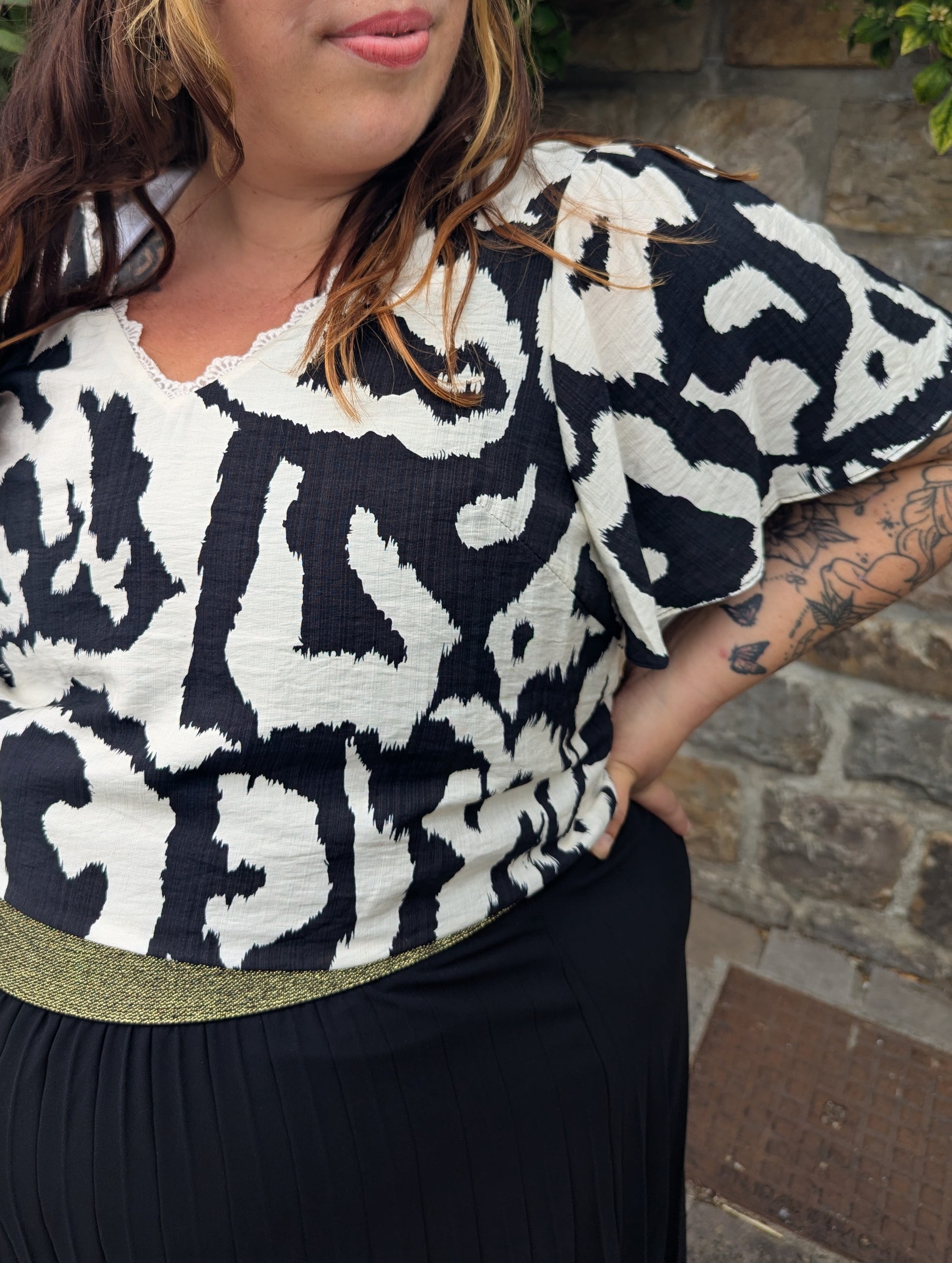 Top fluide noir et blanc col en V grande taille femme