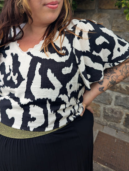 Top fluide noir et blanc col en V grande taille femme