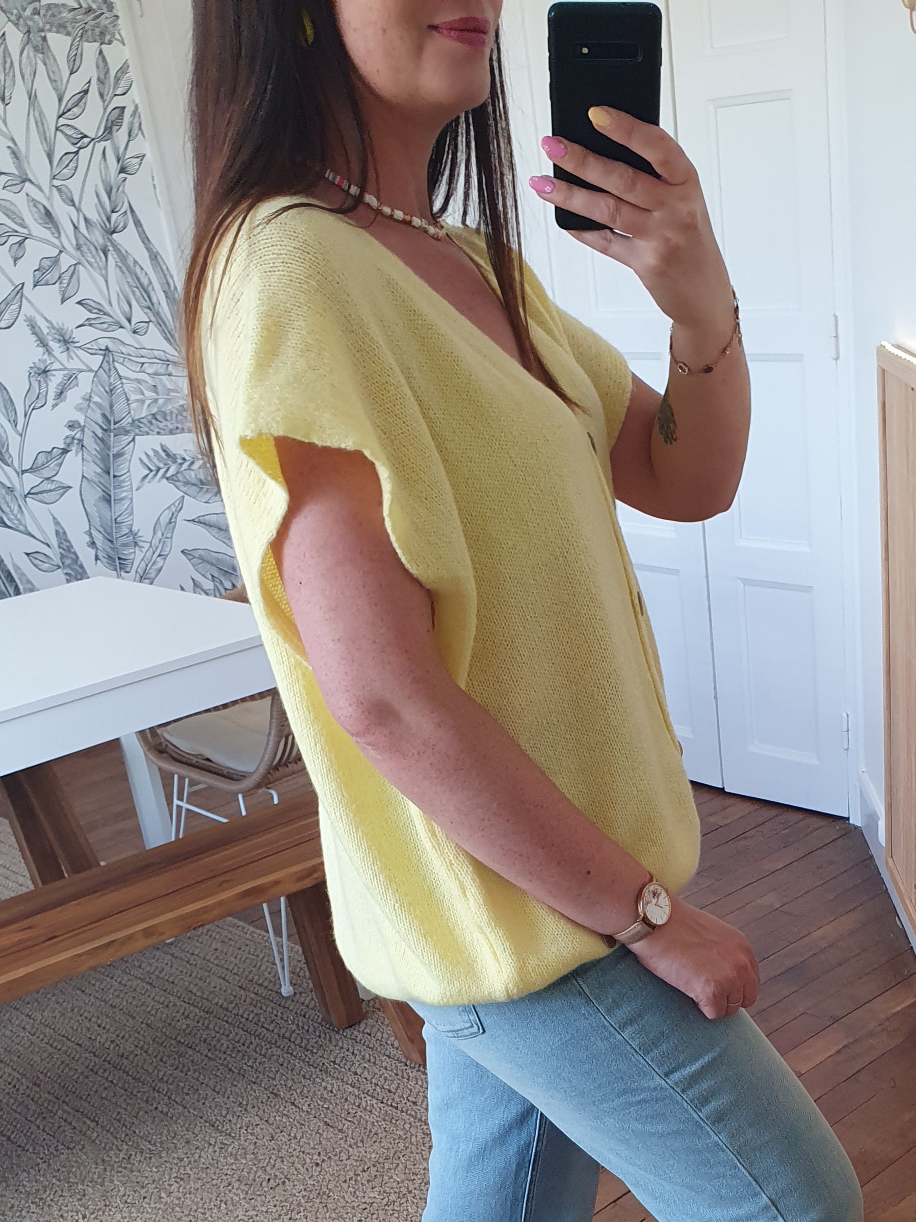 Gilet sans manches jaune pale tout doux avec boutons nacrés