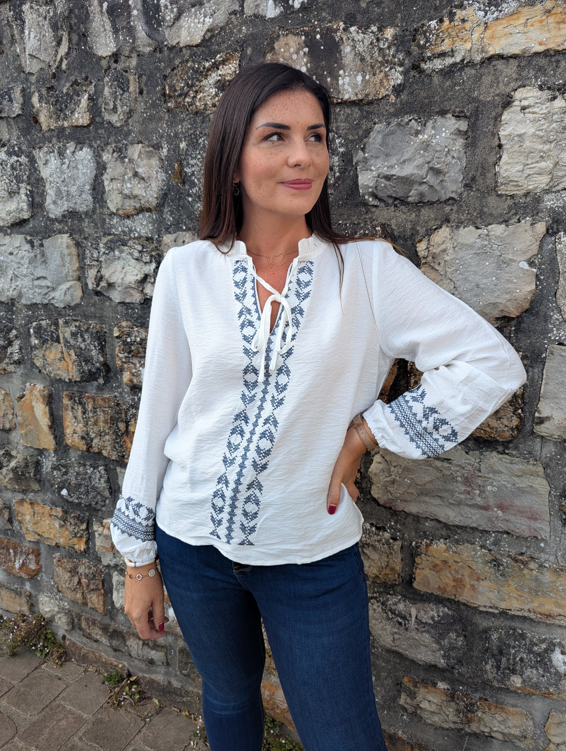 Blouse bohème blanc bleu marine effet point de croix