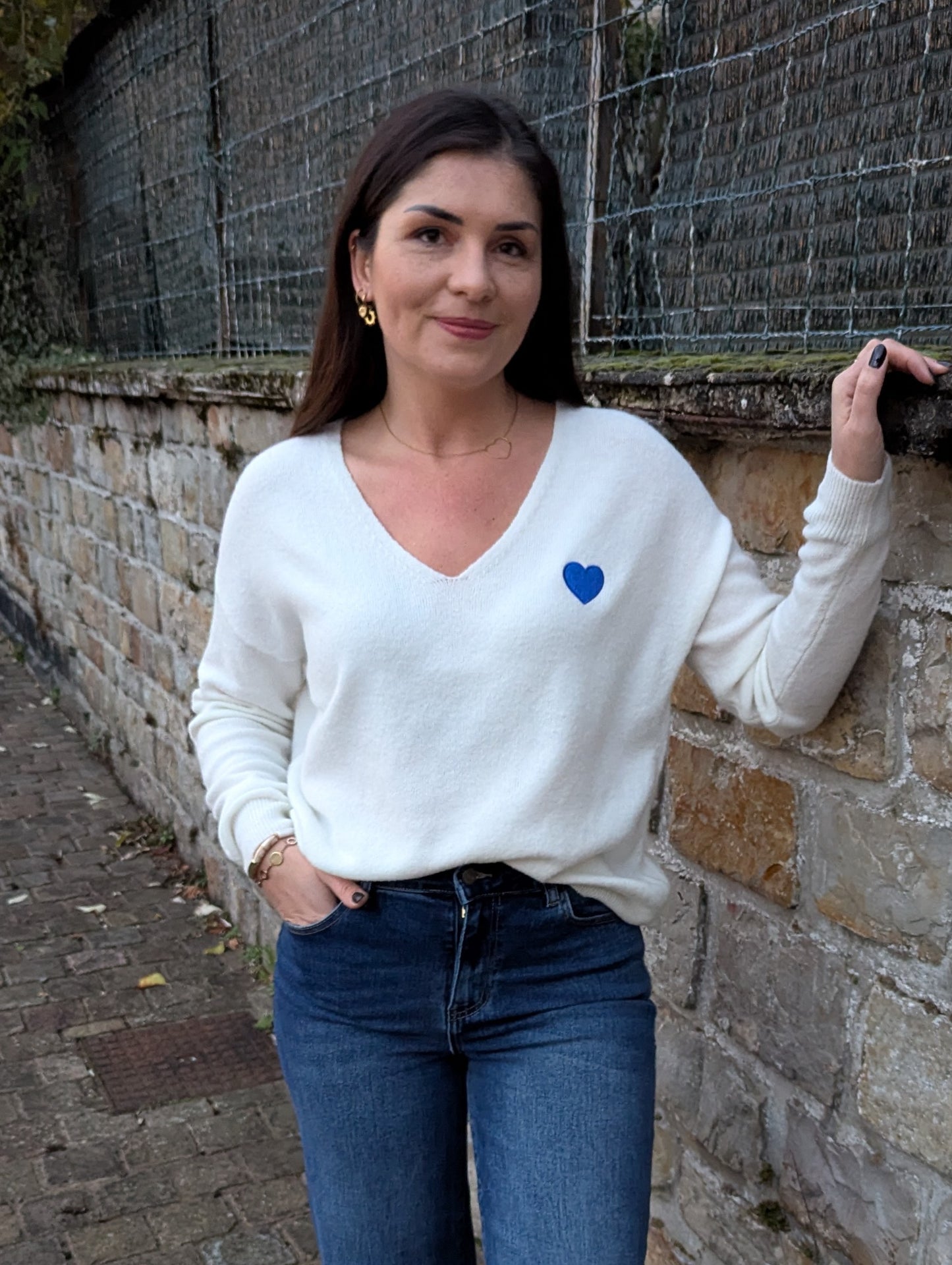 Pull oversize blanc écru avec petit coeur bleu roi