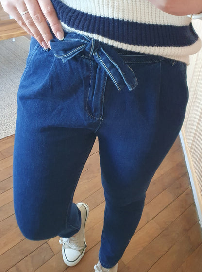 Jean femme coupe mom bleu brut noeud devant taille haute