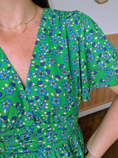 Robe fleurie vert bleu jaune légère et fluide pour l'été