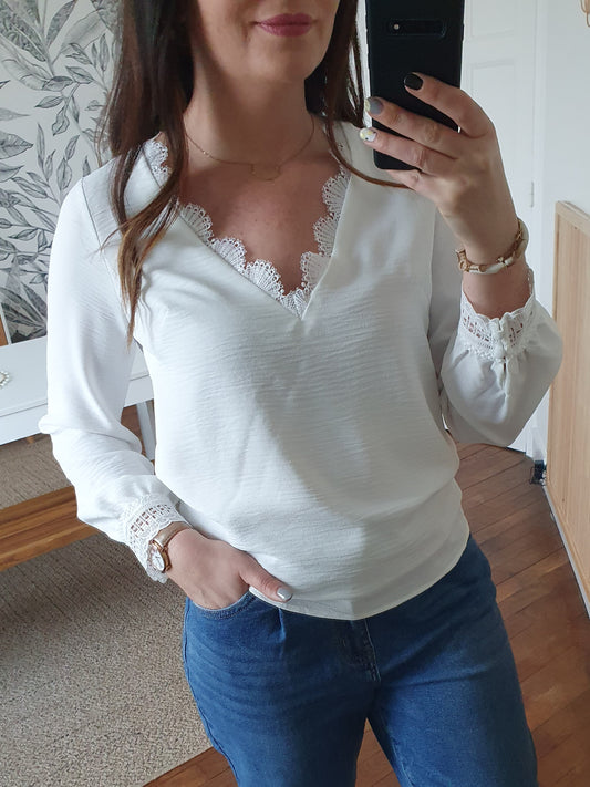 Blouse fluide blanche avec détails dentelle féminin chic