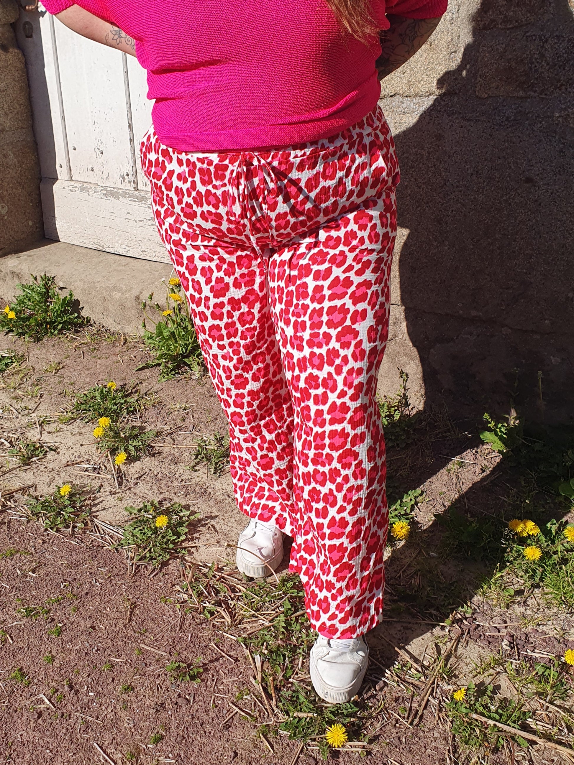 Pantalon gaze de coton rose fluo motif léopard grande taille