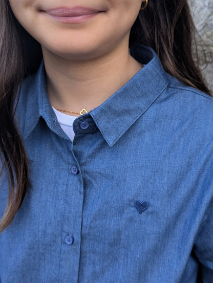Chemise en jean fille avec coeur bleu brodé poitrine