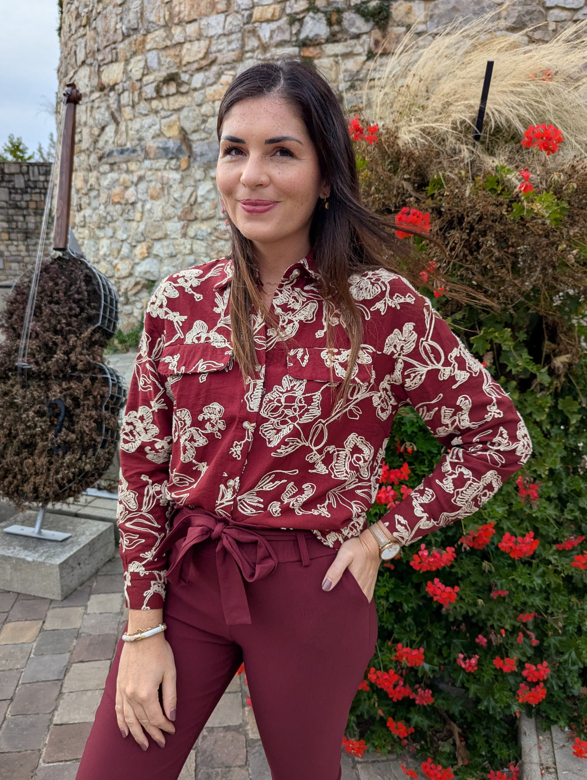 Chemise bordeaux et beige avec broderies fleurs