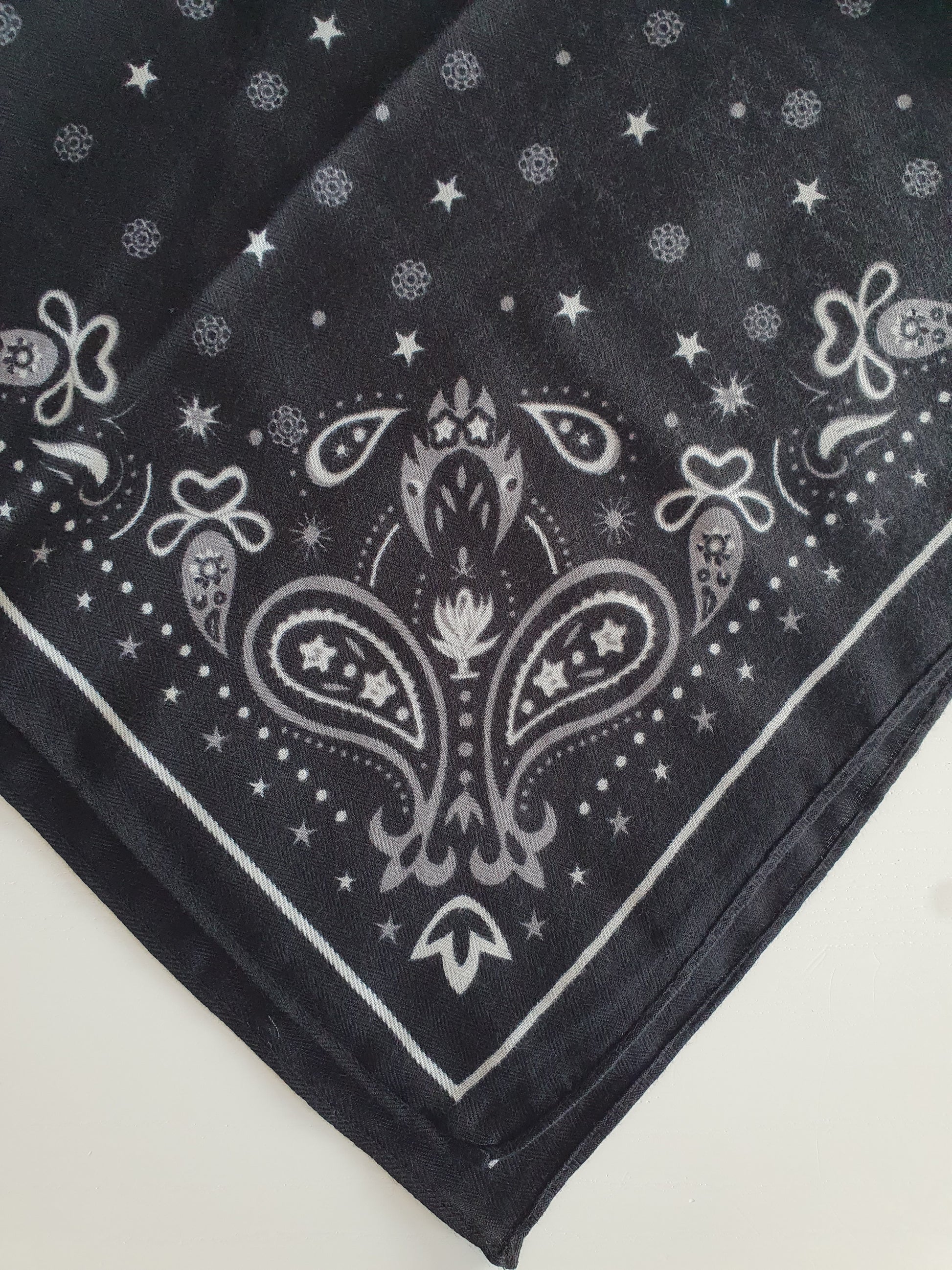 Carré noir viscose satiné bandana motif cachemire