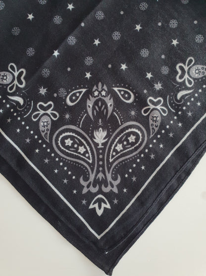 Carré noir viscose satiné bandana motif cachemire