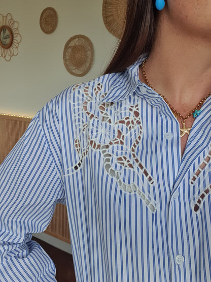 Chemise rayée bleu et blanc avec détails ajourés dentelle
