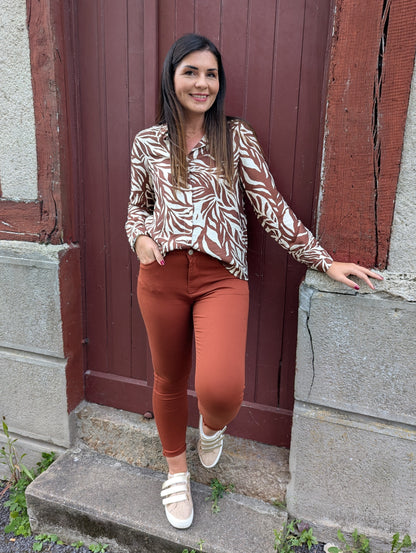 Chemise femme marron et beige motif feuilles zèbre