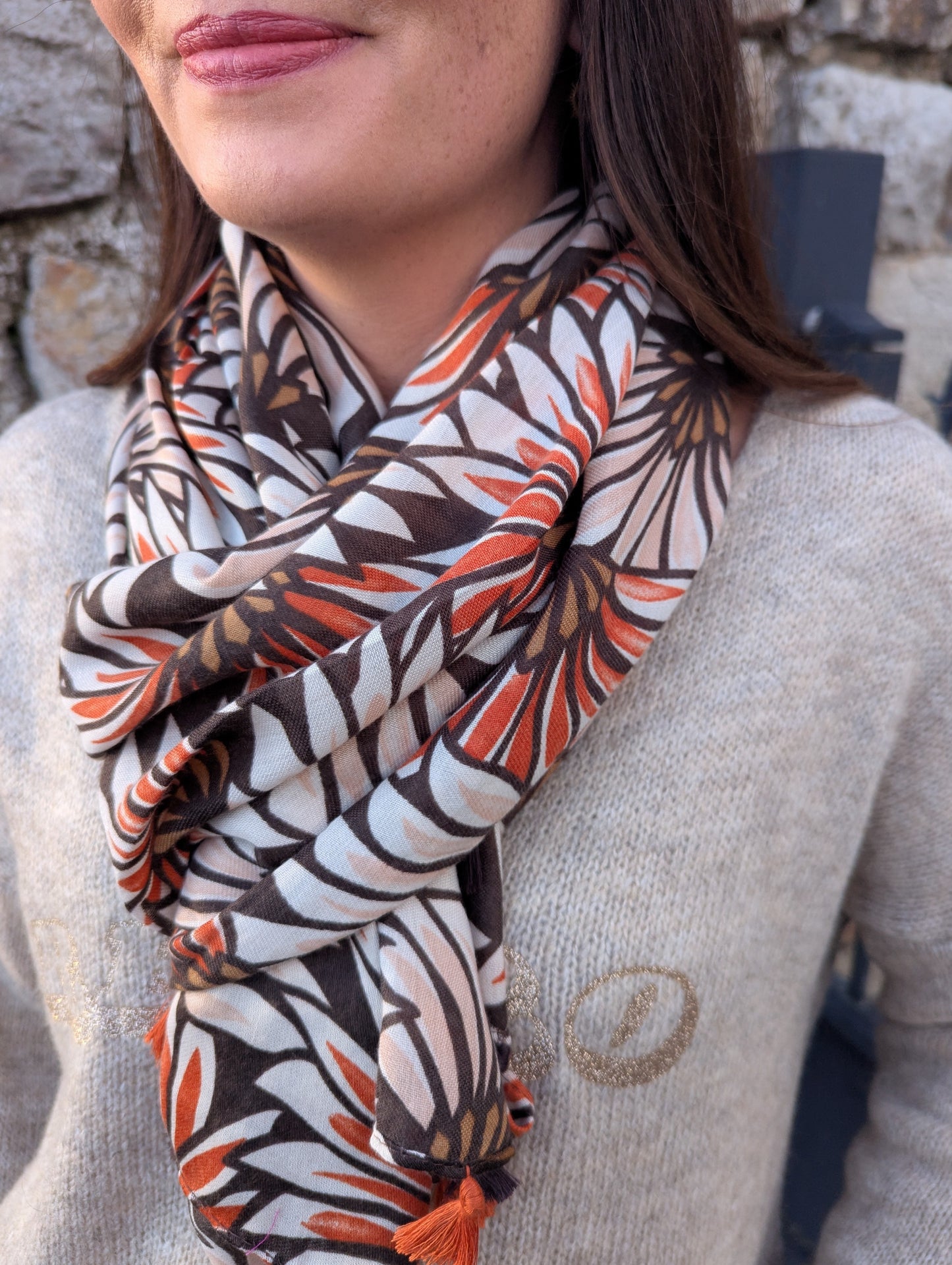 Foulard feuilles papyrus terracotta chocolat avec pompons