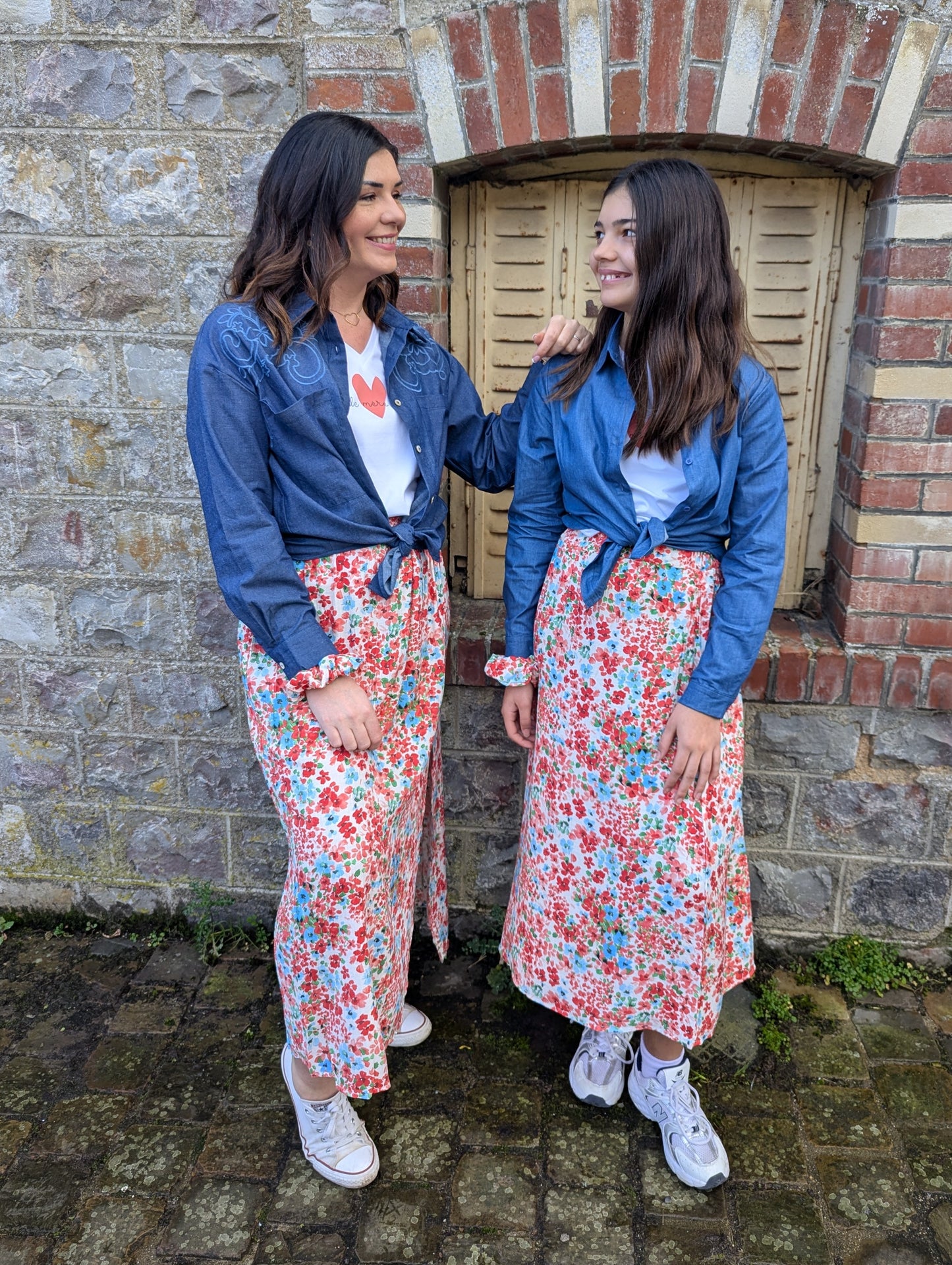 Chemise en jean fille avec coeur bleu brodé poitrine