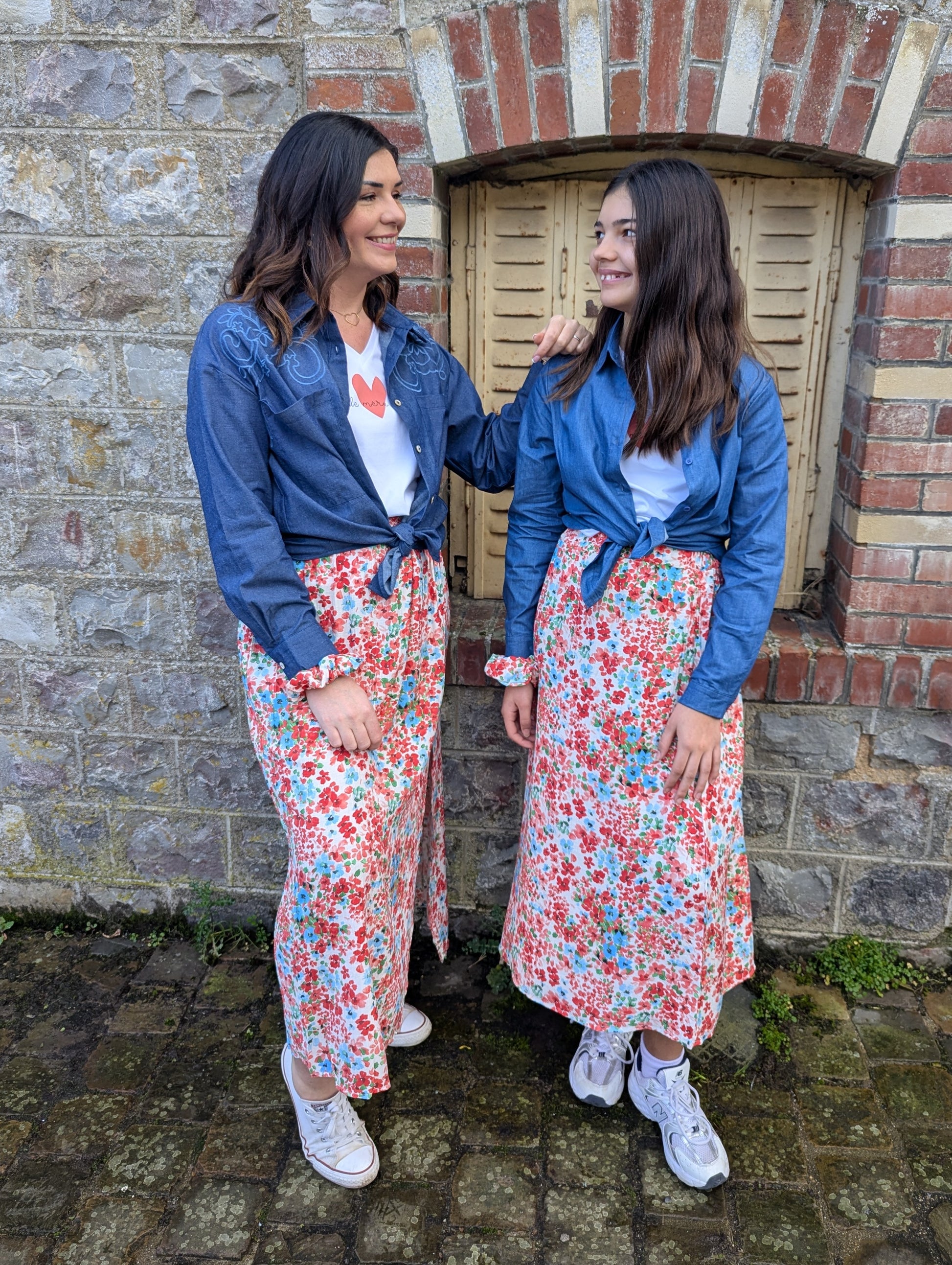 Chemise en jean fille avec coeur bleu brodé poitrine