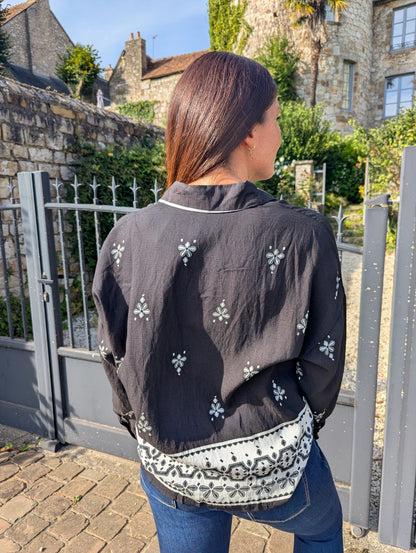 Chemise noir et blanc motifs baroque fluide