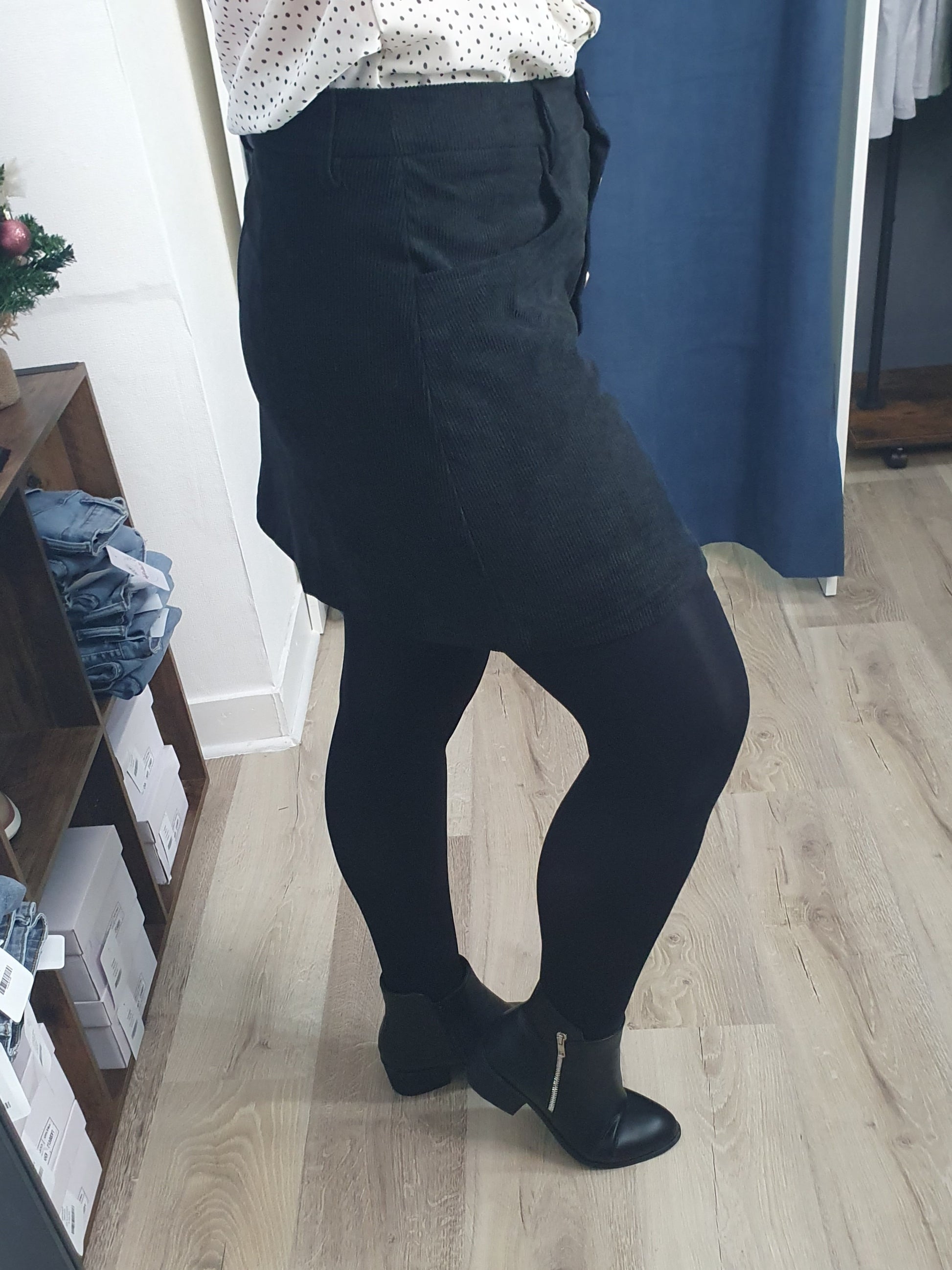 Jupe courte femme noir velours avec boutons dorés devant