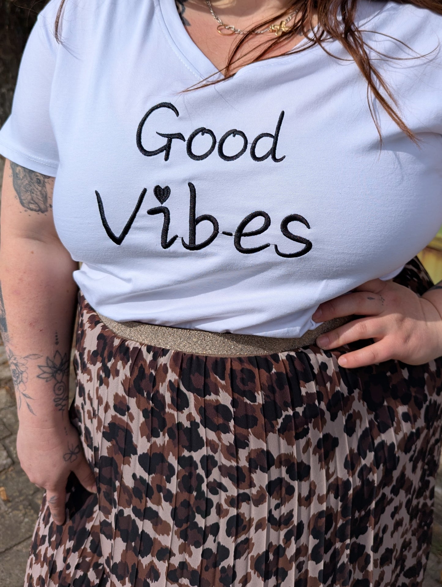 T-shirt GOOD VIBES Curvy (noir)
