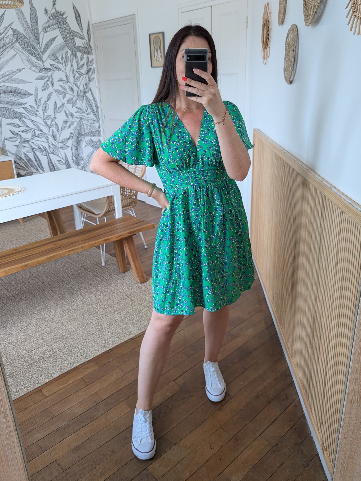 Robe fleurie vert bleu jaune légère et fluide pour l'été