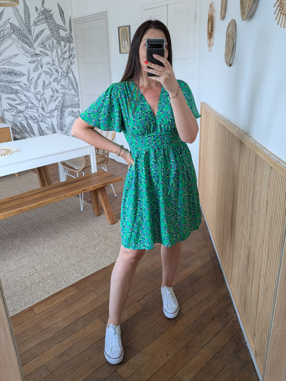 Robe fleurie vert bleu jaune légère et fluide pour l'été