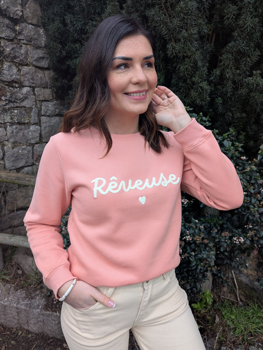 Sweat rêveuse rose saumon et écru écriture en moumoute