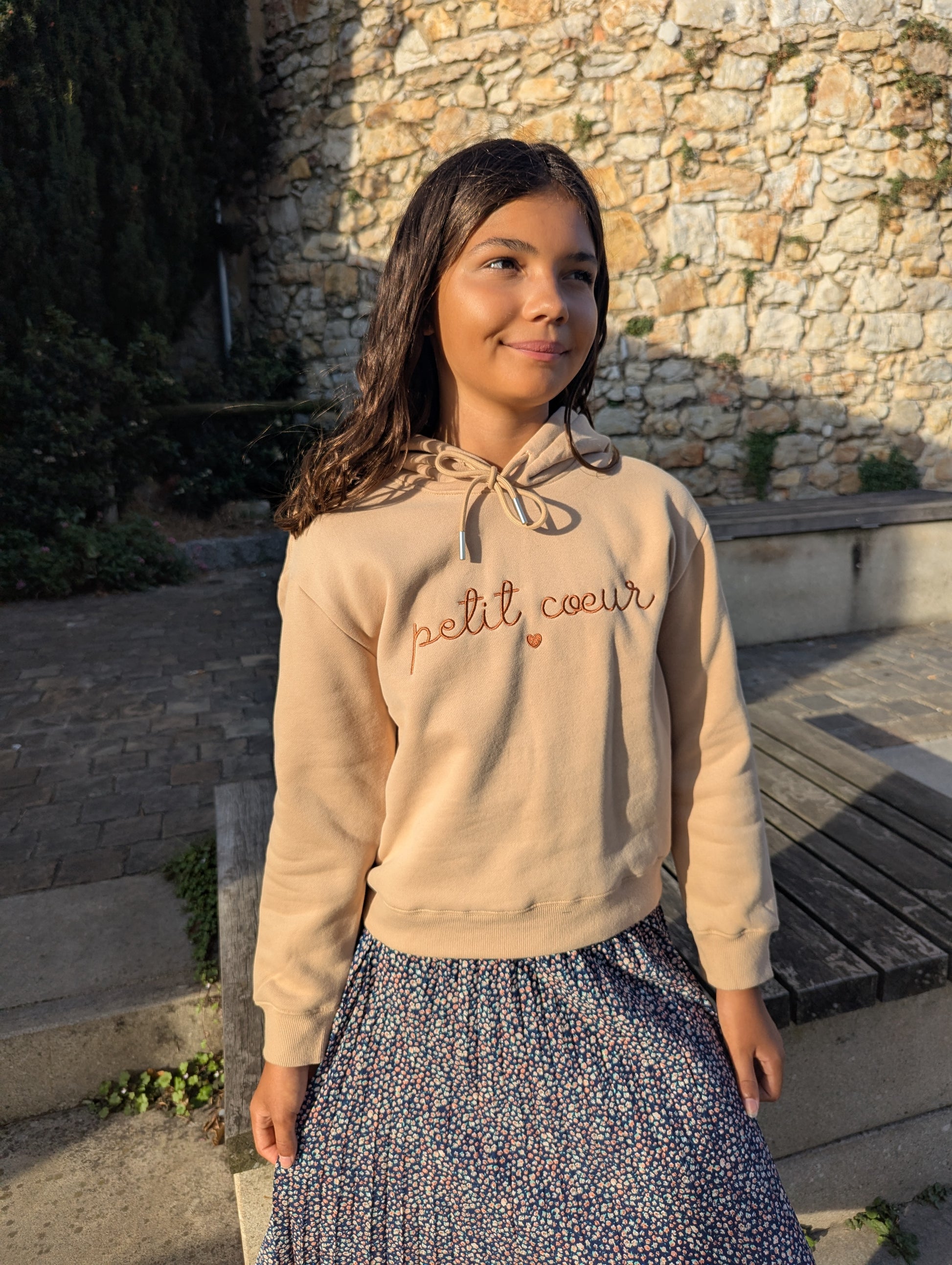 Sweat petit coeur camel avec capuche pour fille