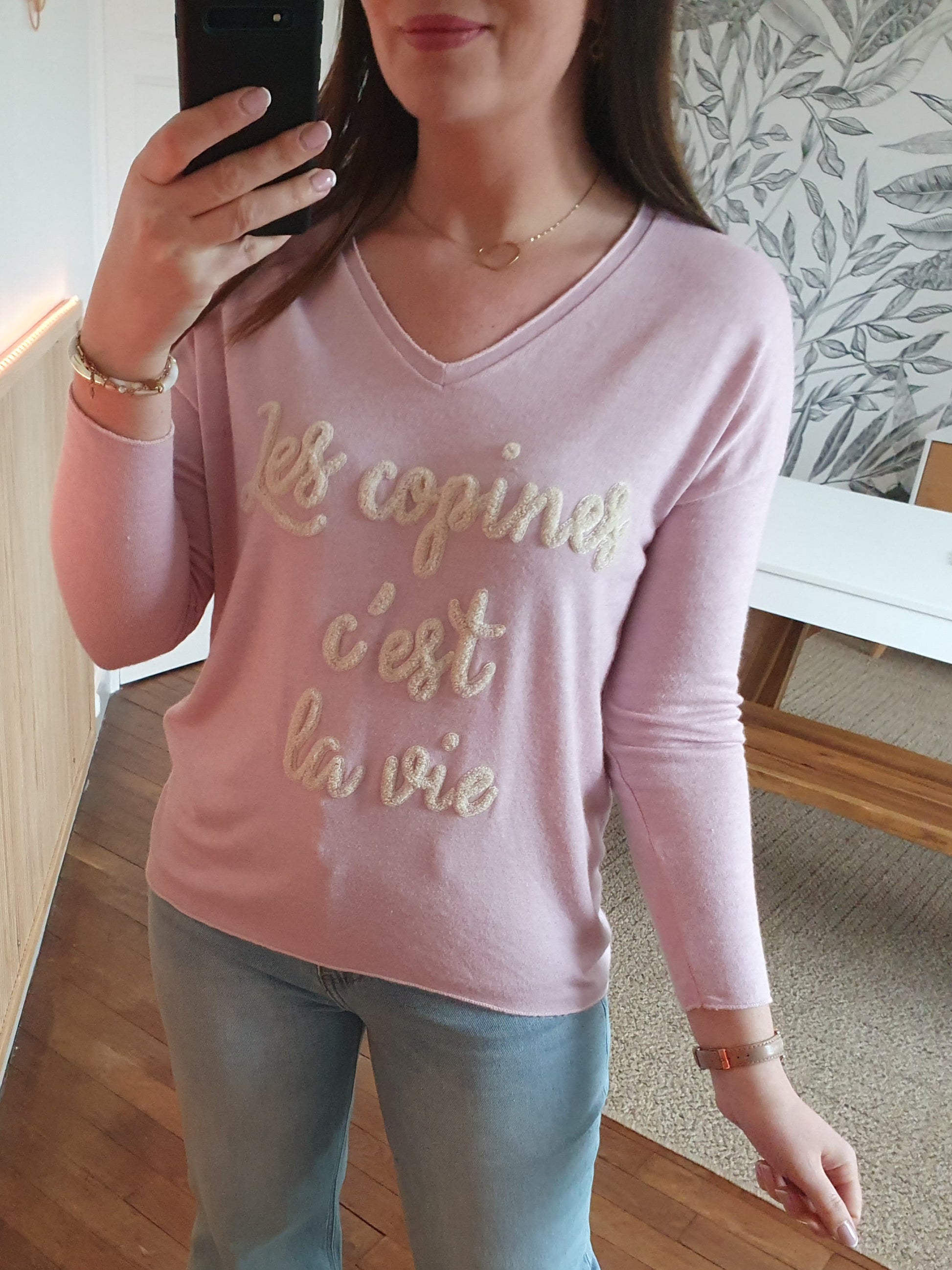 Pull fin col en V les copines c'est la vie couleur rose