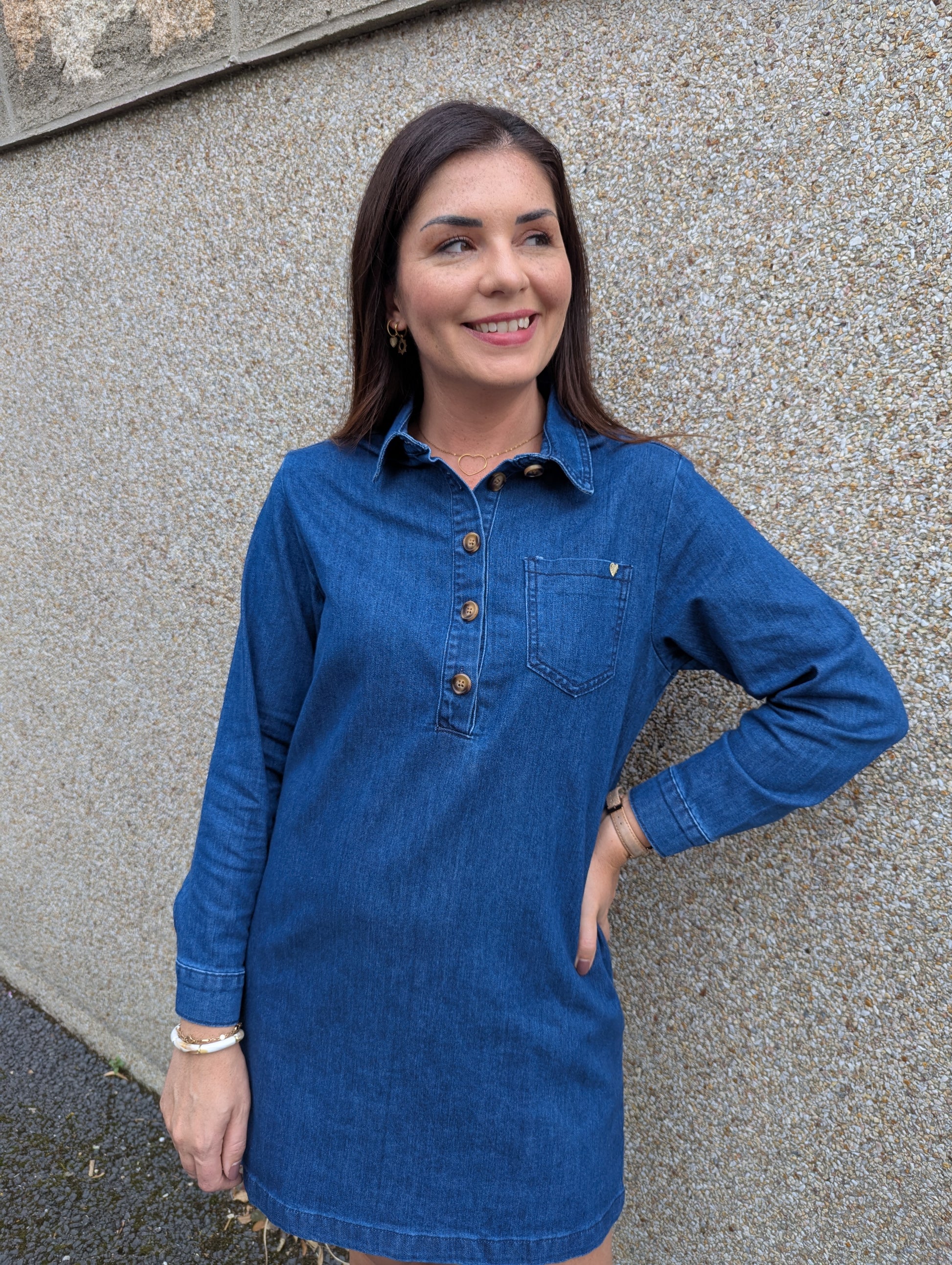Robe en jean denim foncé coeur doré sur poche