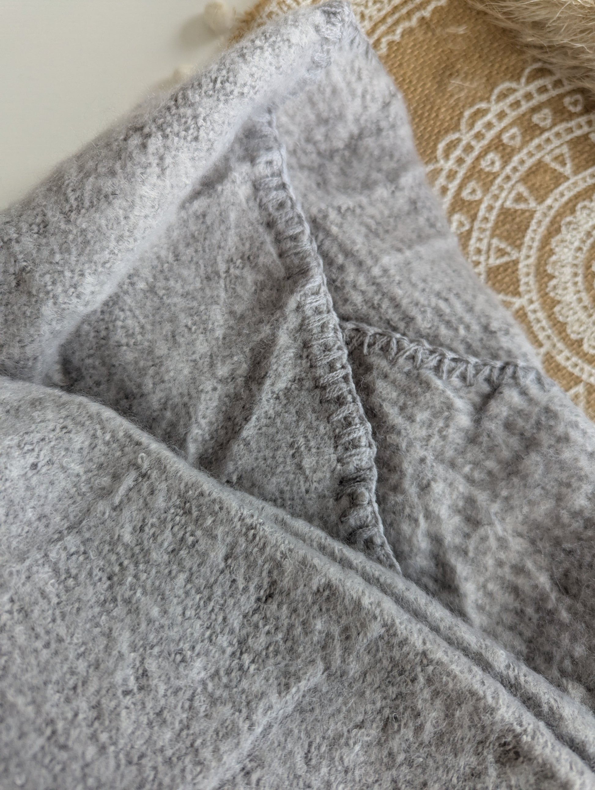 Echarpe épaisse gris perle femme asymétrique