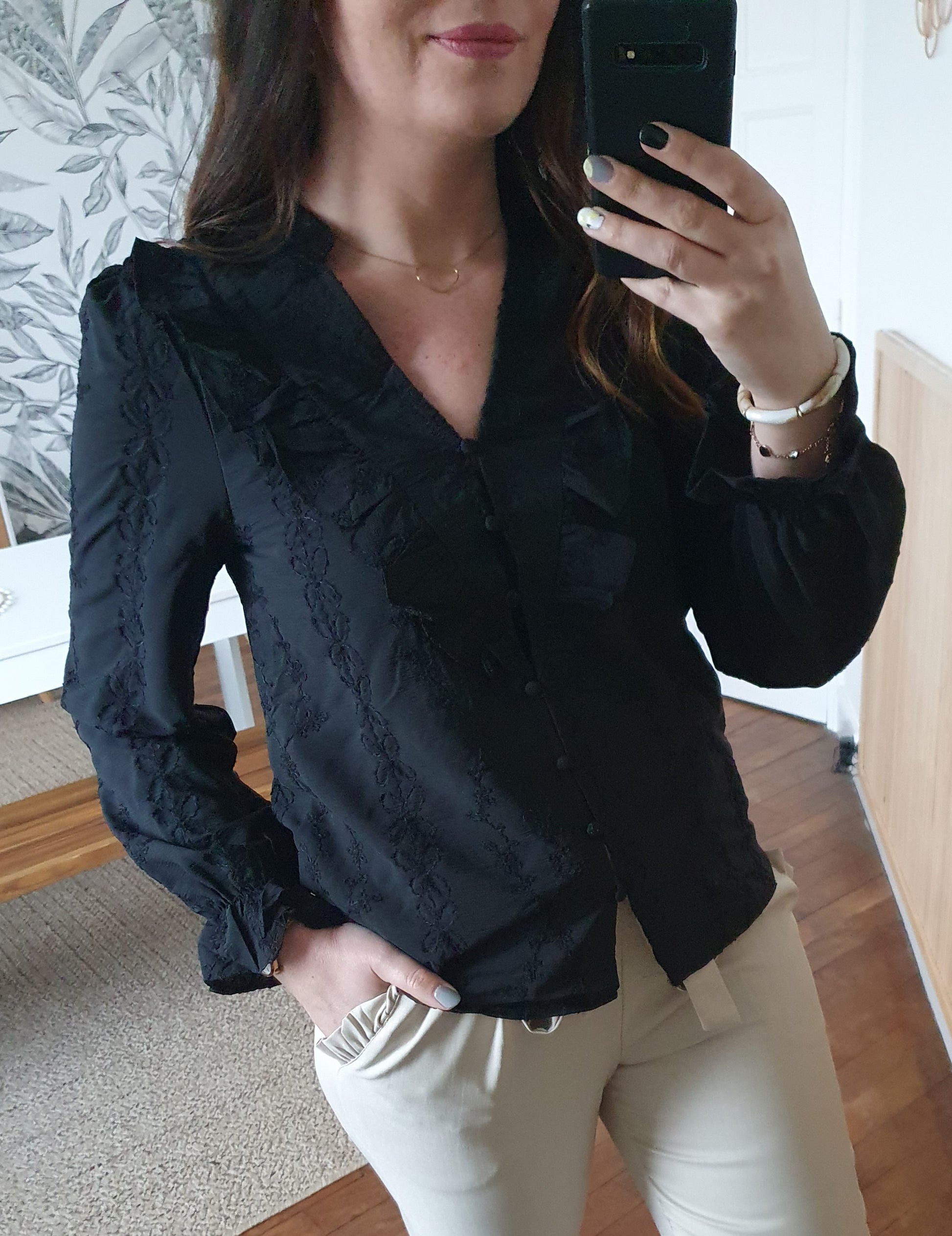 Blouse noire col en v avec détails froufrous jabot