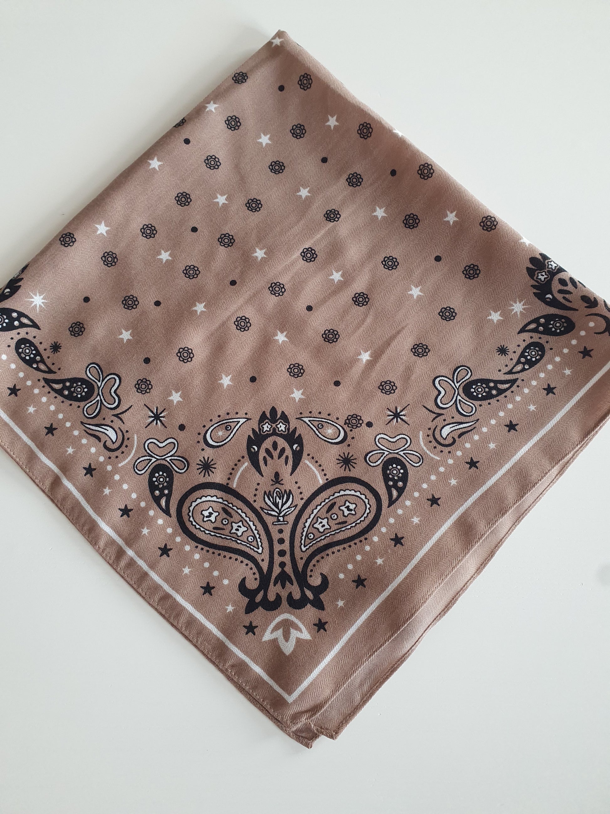 Foulard carré taupe viscose satiné bandana motif cachemire