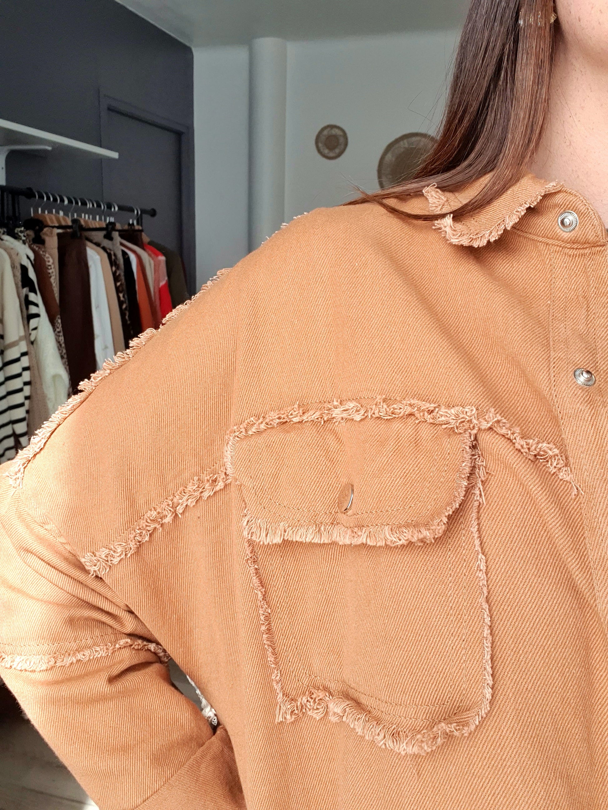 Veste camel avec pompons au dos et broderie taille oversize