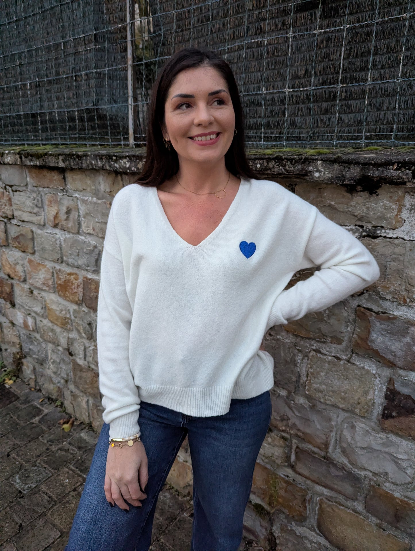 Pull oversize blanc écru avec petit coeur bleu roi