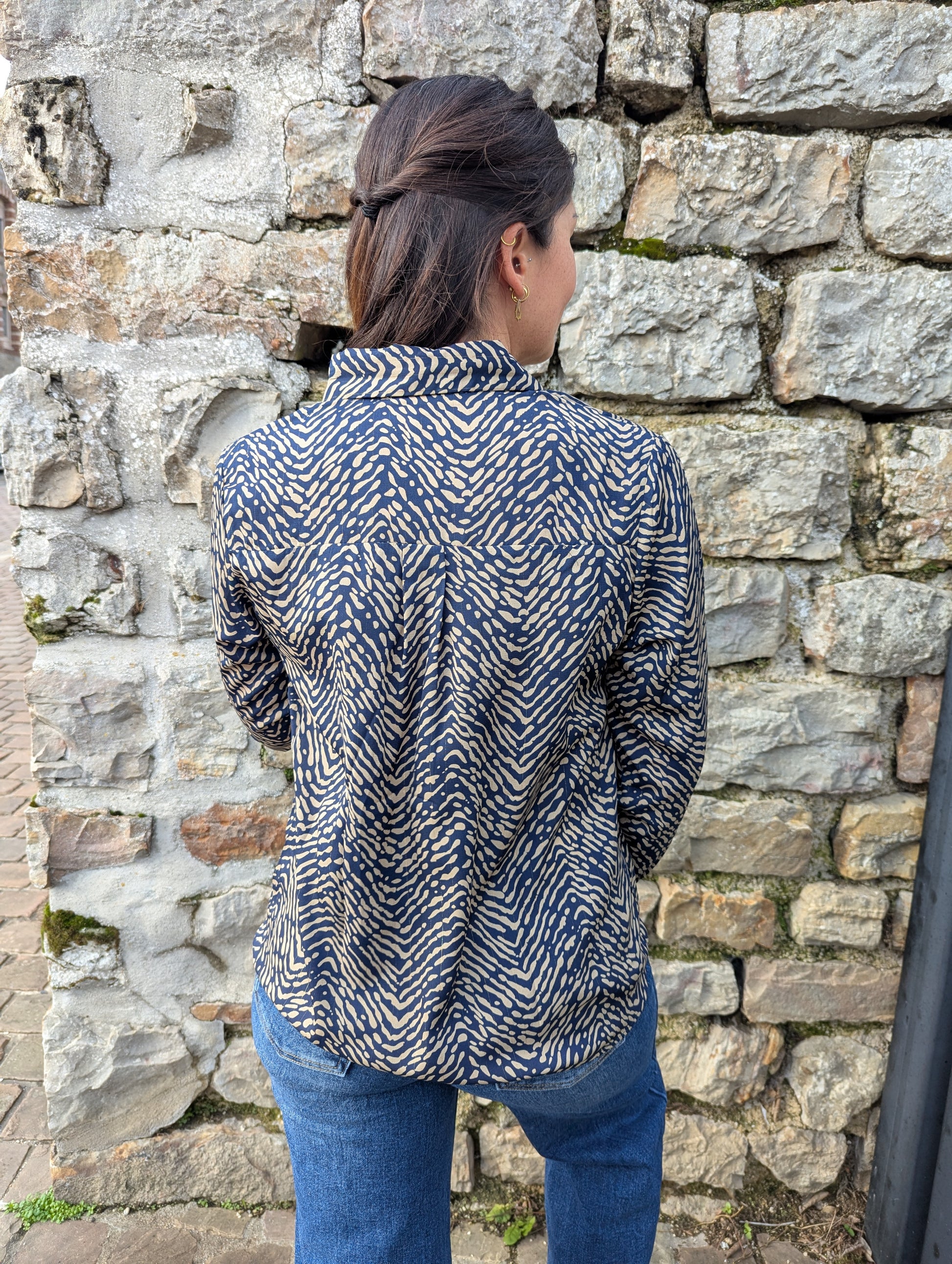 Chemise fluide imprimé motif zèbre marine et beige