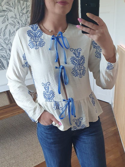 Blouse écru bleu avec broderies et fermeture noeuds devant