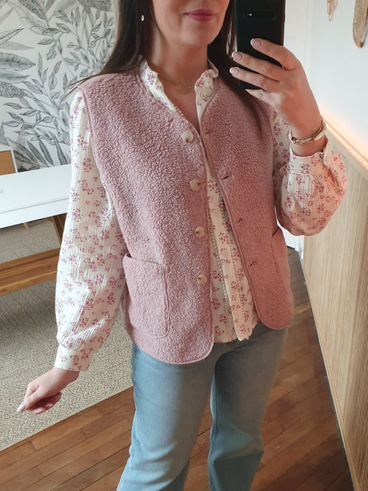 Gilet sans manches en moumoute rose poudré avec boutons