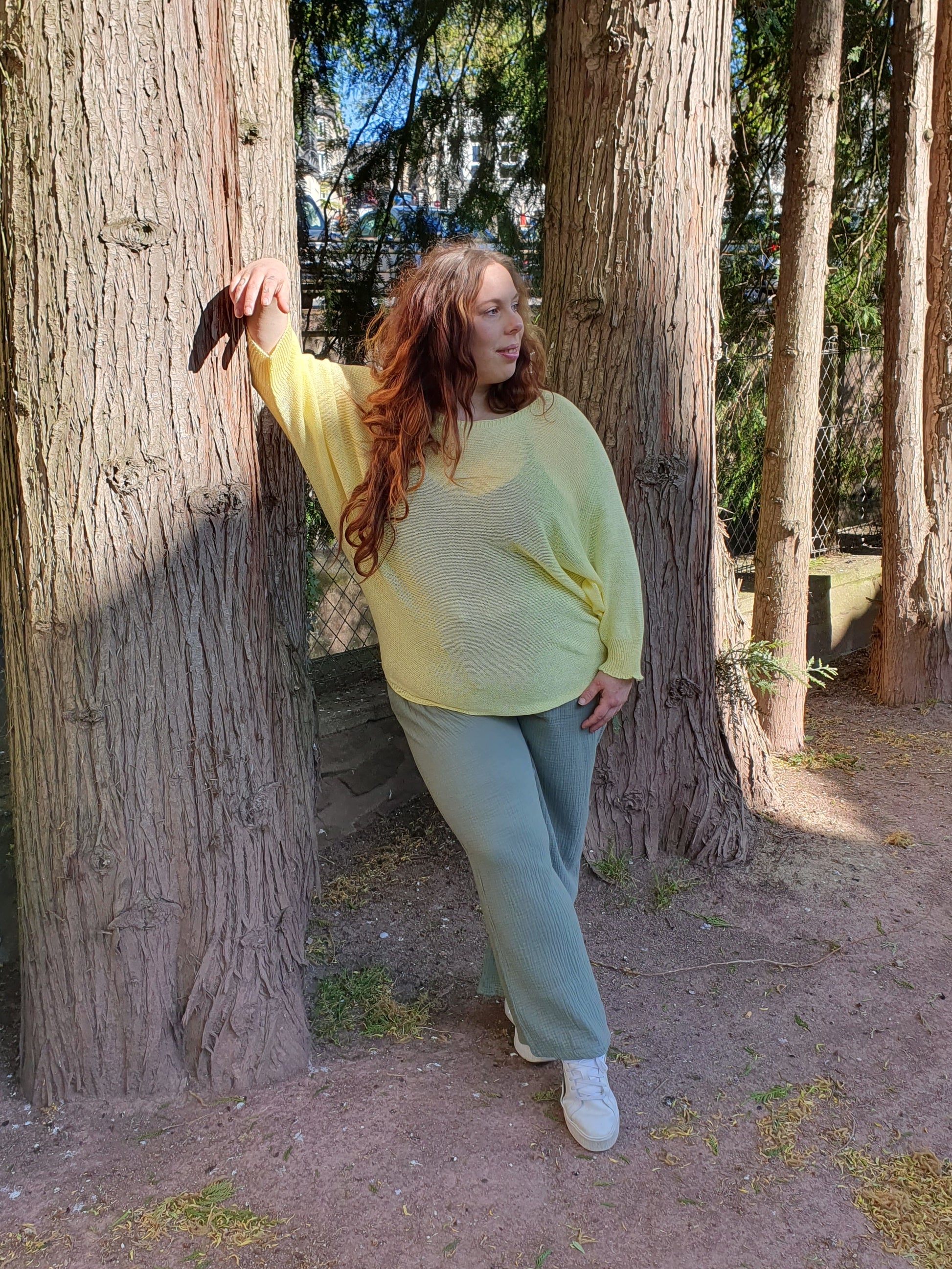 Pull ajouré jaune avec ruban au dos manches chauve souris