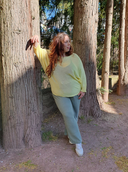 Pull ajouré jaune avec ruban au dos manches chauve souris