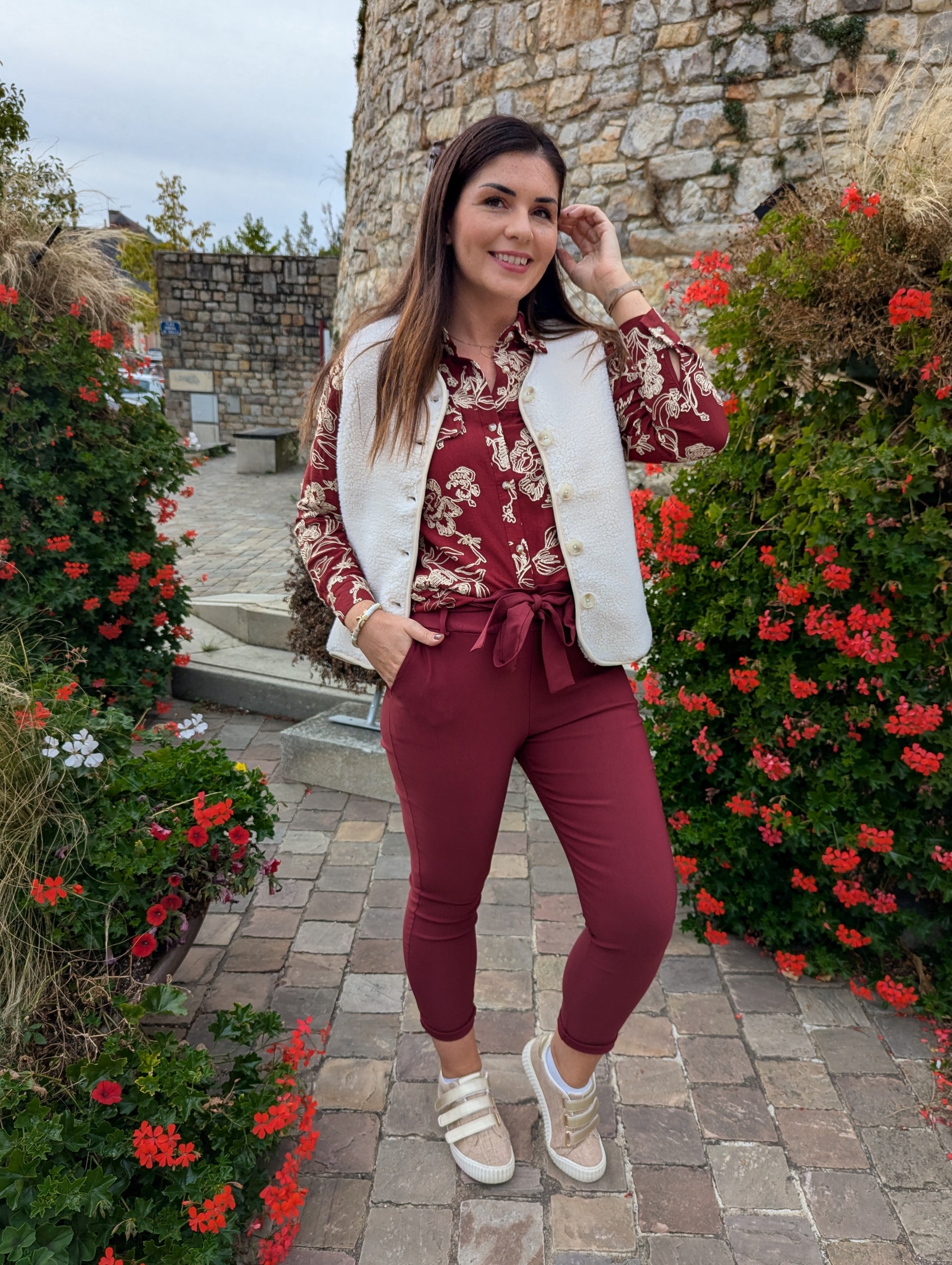 Chemise bordeaux et beige avec broderies fleurs