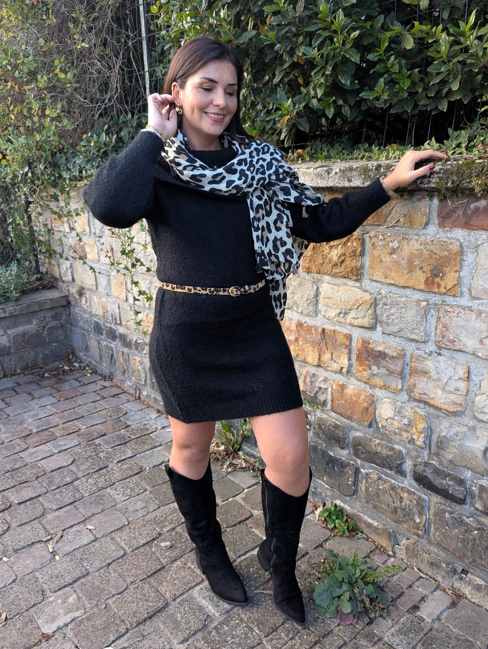 Robe pull noir avec col revers épaules et ceinture