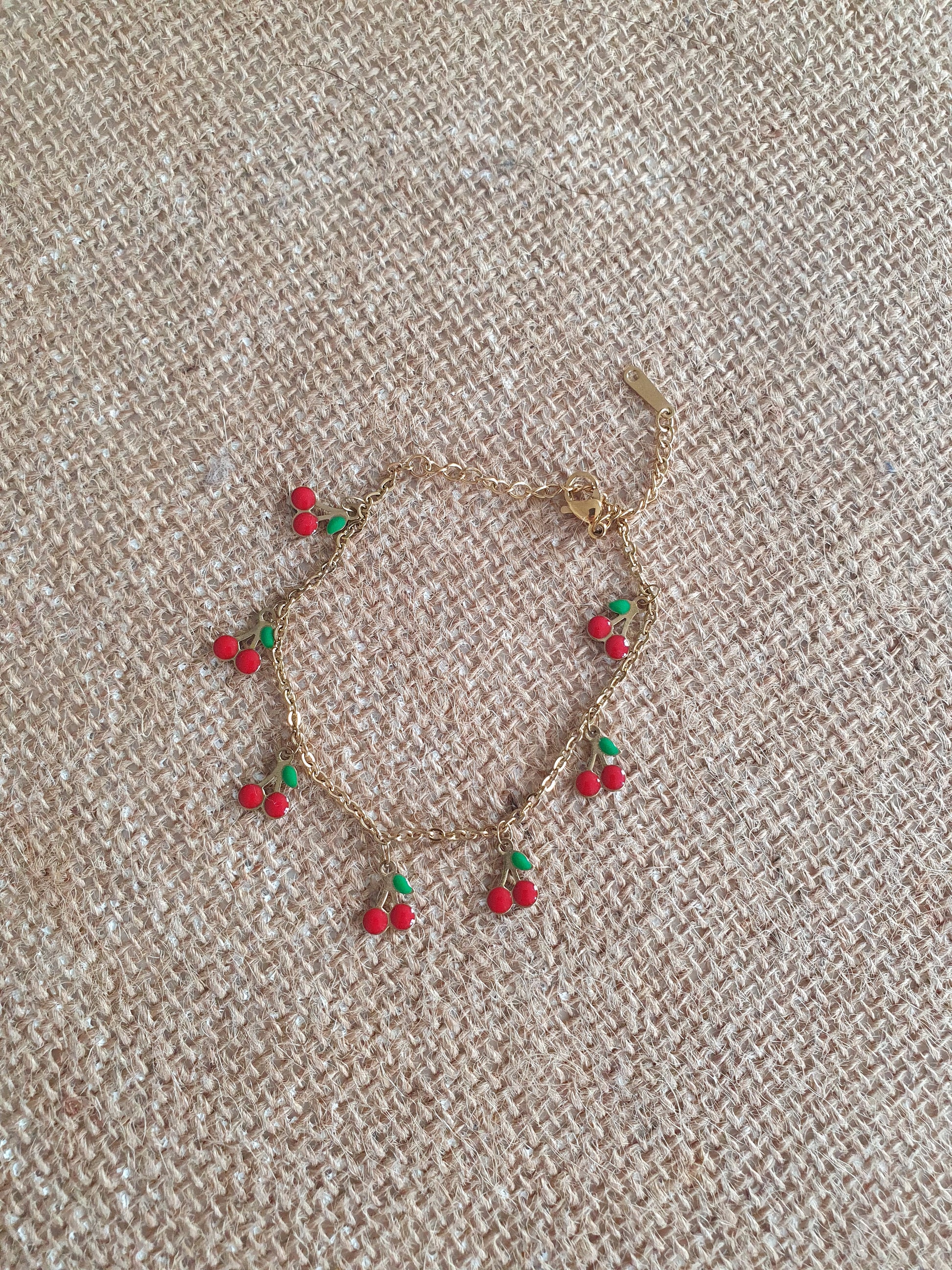 Bracelet fin doré avec breloques cerises rouge et vert femme